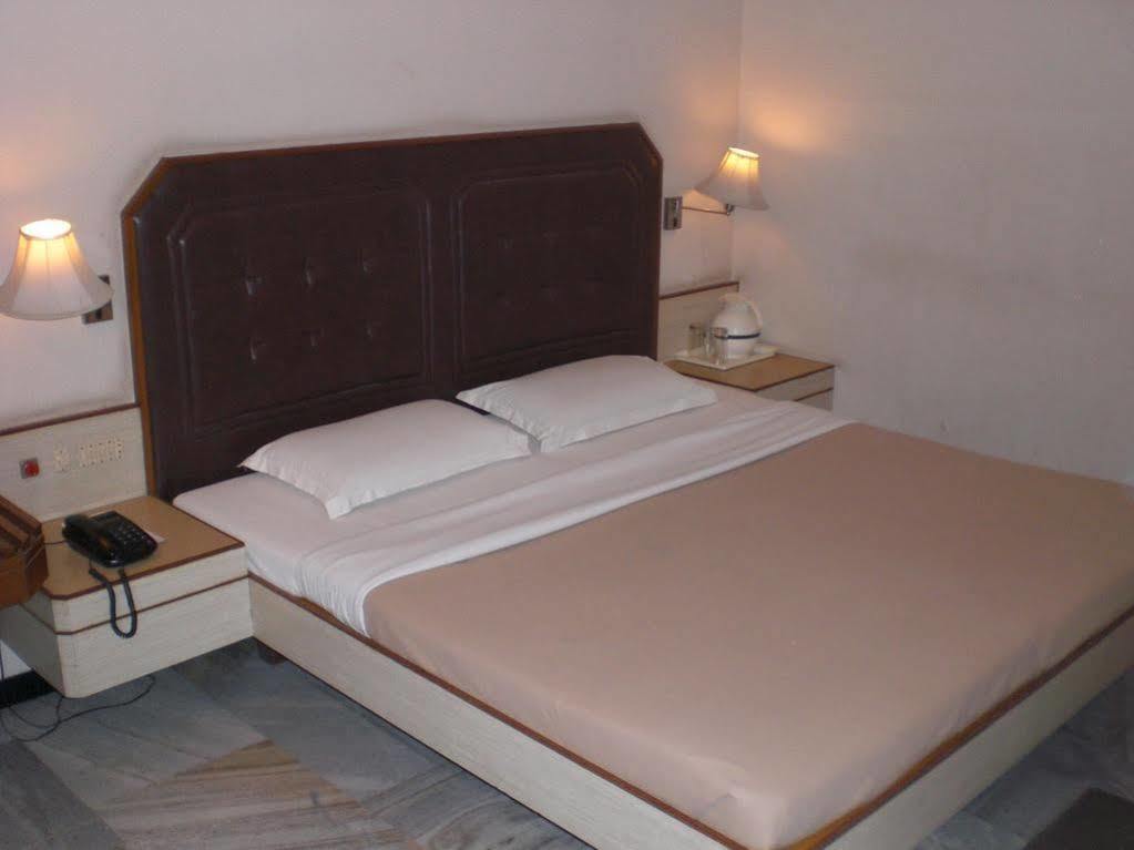 Hotel Padmam Мадурай Экстерьер фото